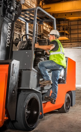 Mounting a forklift truck