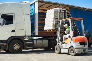 Lorry loading with a forklift truck